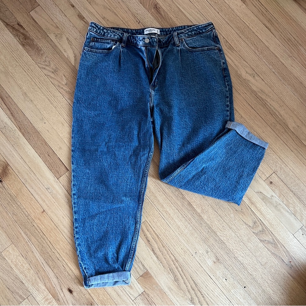 Abercrombie & Fitch - Curve Love - The 80’s Mom High Rise